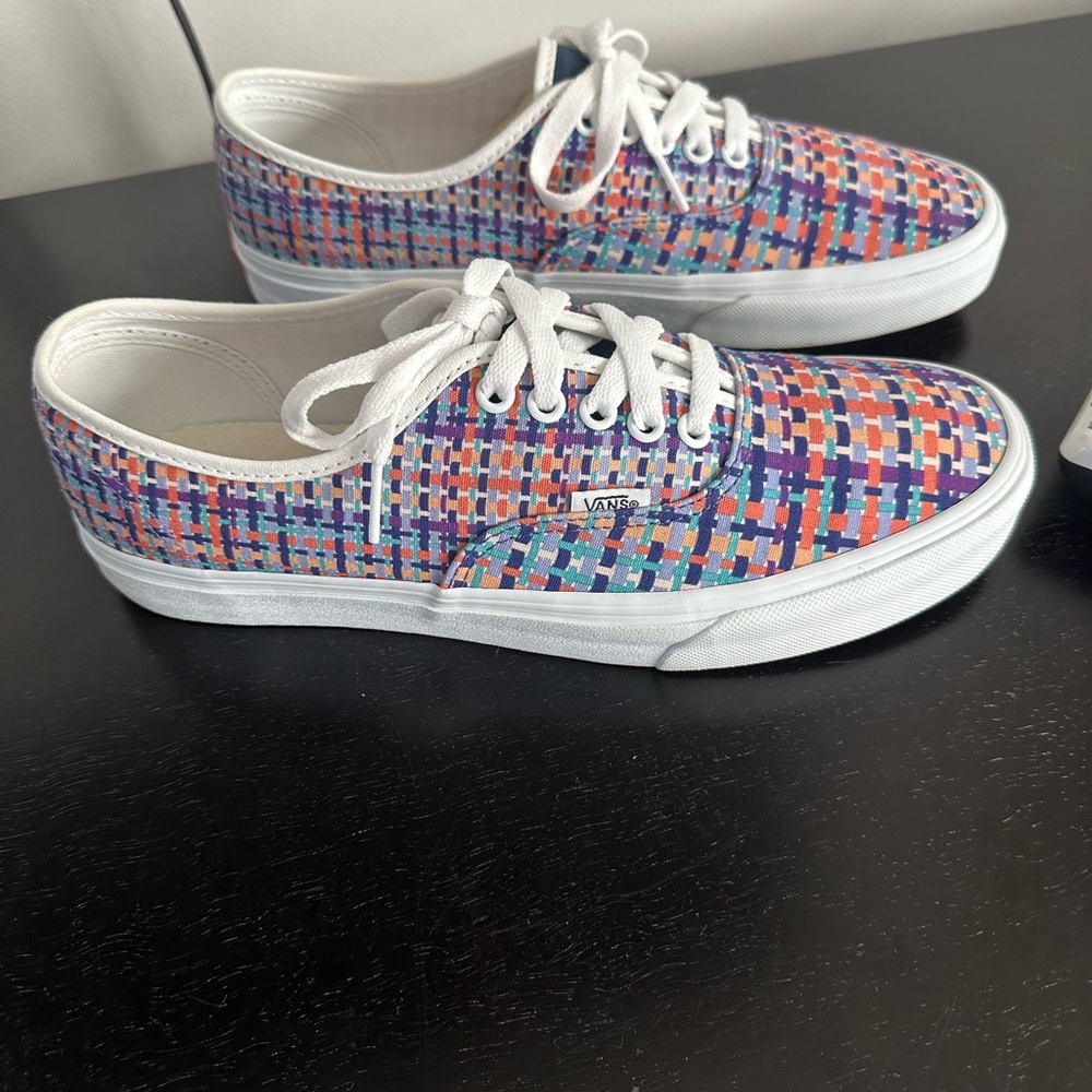 Unisex Vans tennis shoes. Mens 9, Women’s 10.5 - Picture 2 of 3